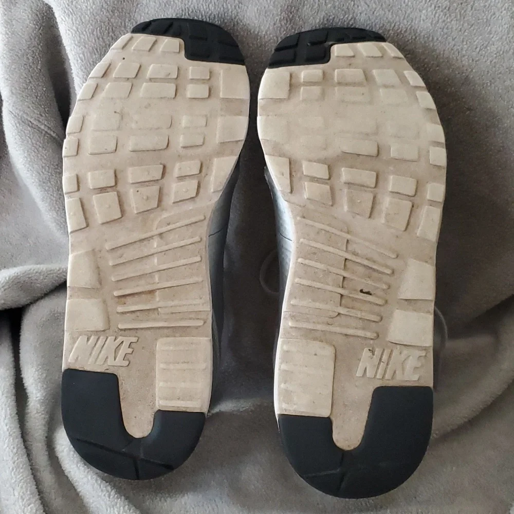 Nike Air Max Tavas Women's, 916791-003 - Picture 7 of 8